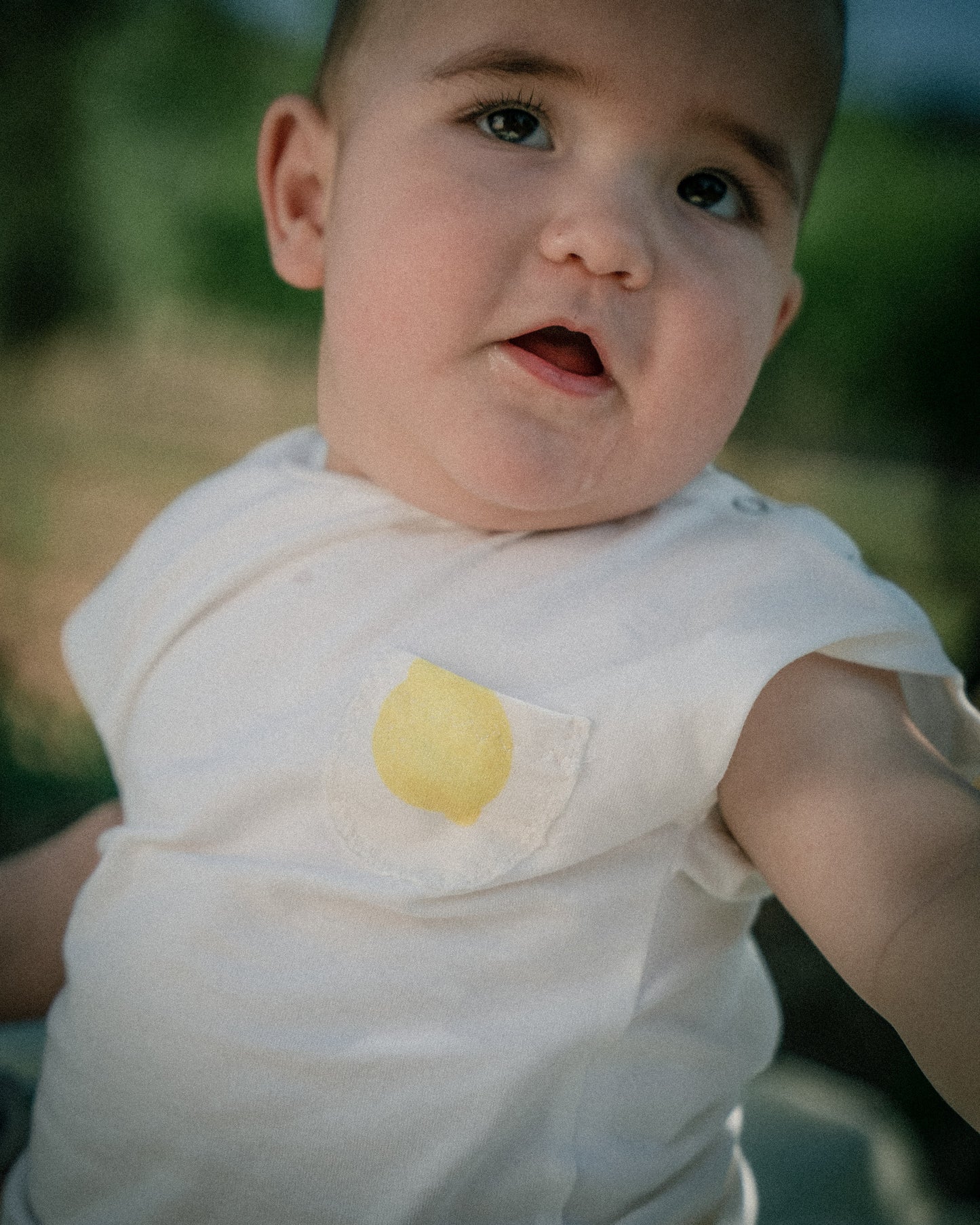 CAMISETA BABY BOLSILLO LIMÓN