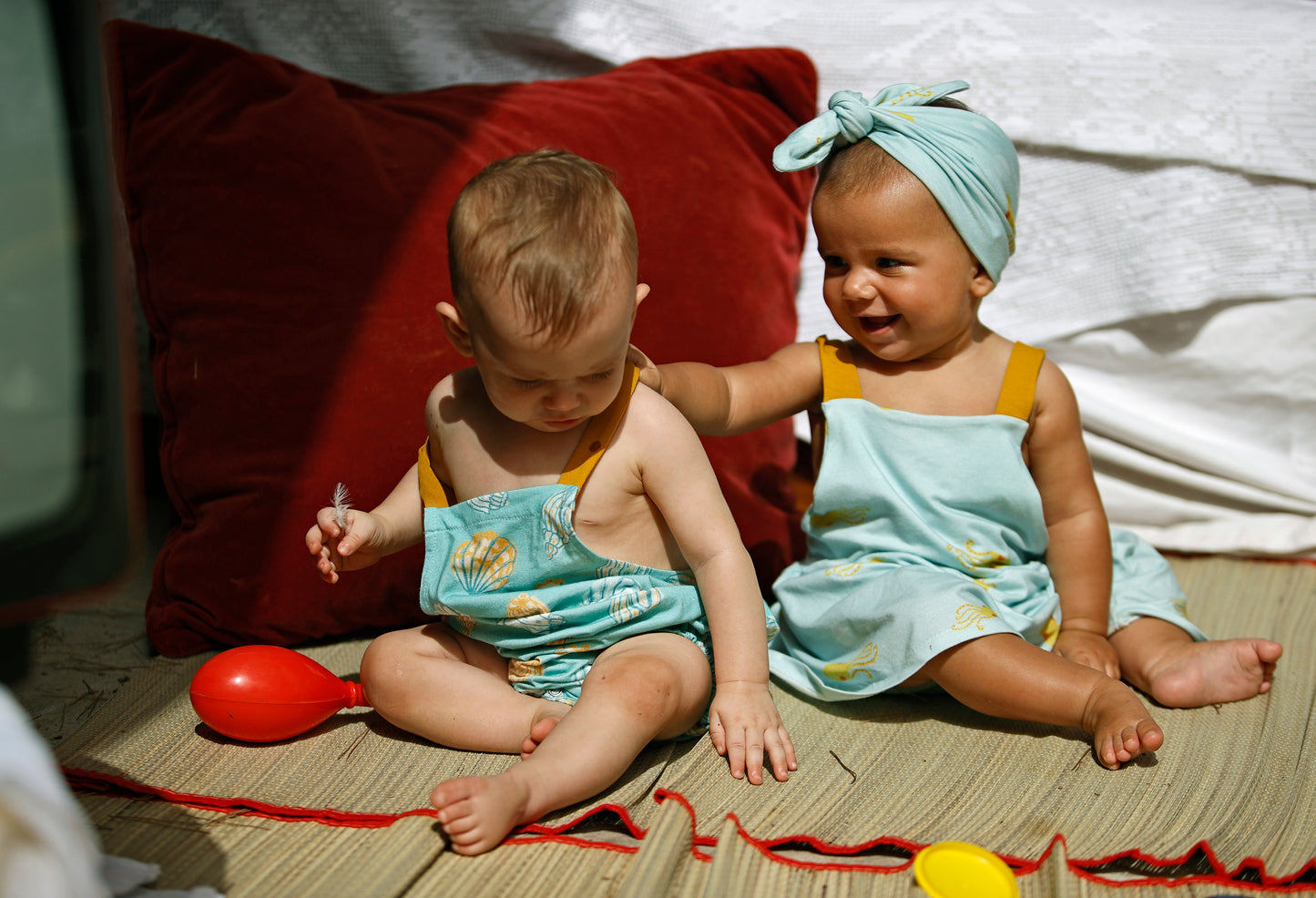 niños jugando en la playa Baleares