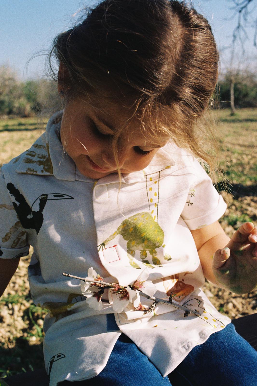 Moda ética, sostenible y orgánica para Bebé, Mamás y Premamás. Inspirada en la naturaleza, en el método Montessori y con el máximo respeto por el medio ambiente. Moda Pedagógica y Nutricional. Handmade hecha en Mallorca. Los niños se divierten y aprenden vistiendose