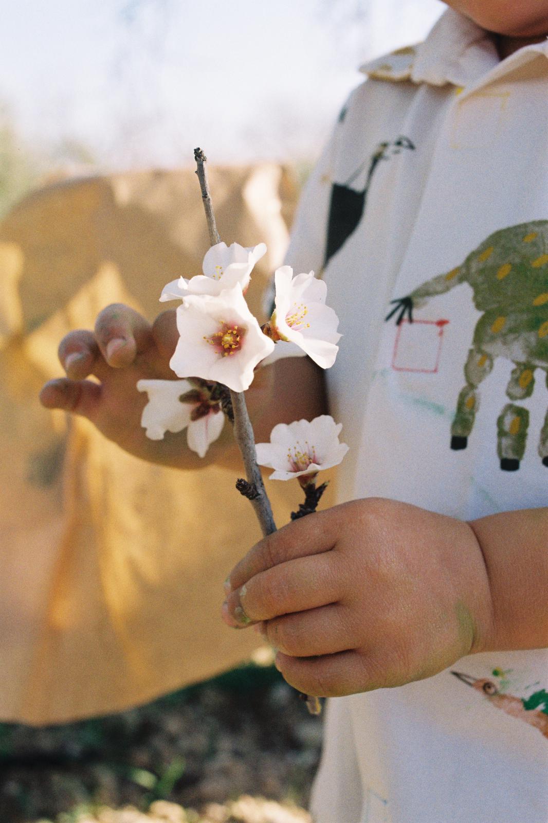 Moda ética, sostenible y orgánica para Bebé, Mamás y Premamás. Inspirada en la naturaleza, en el método Montessori y con el máximo respeto por el medio ambiente. Moda Pedagógica y Nutricional. Handmade hecha en Mallorca. Los niños se divierten y aprenden vistiendose
