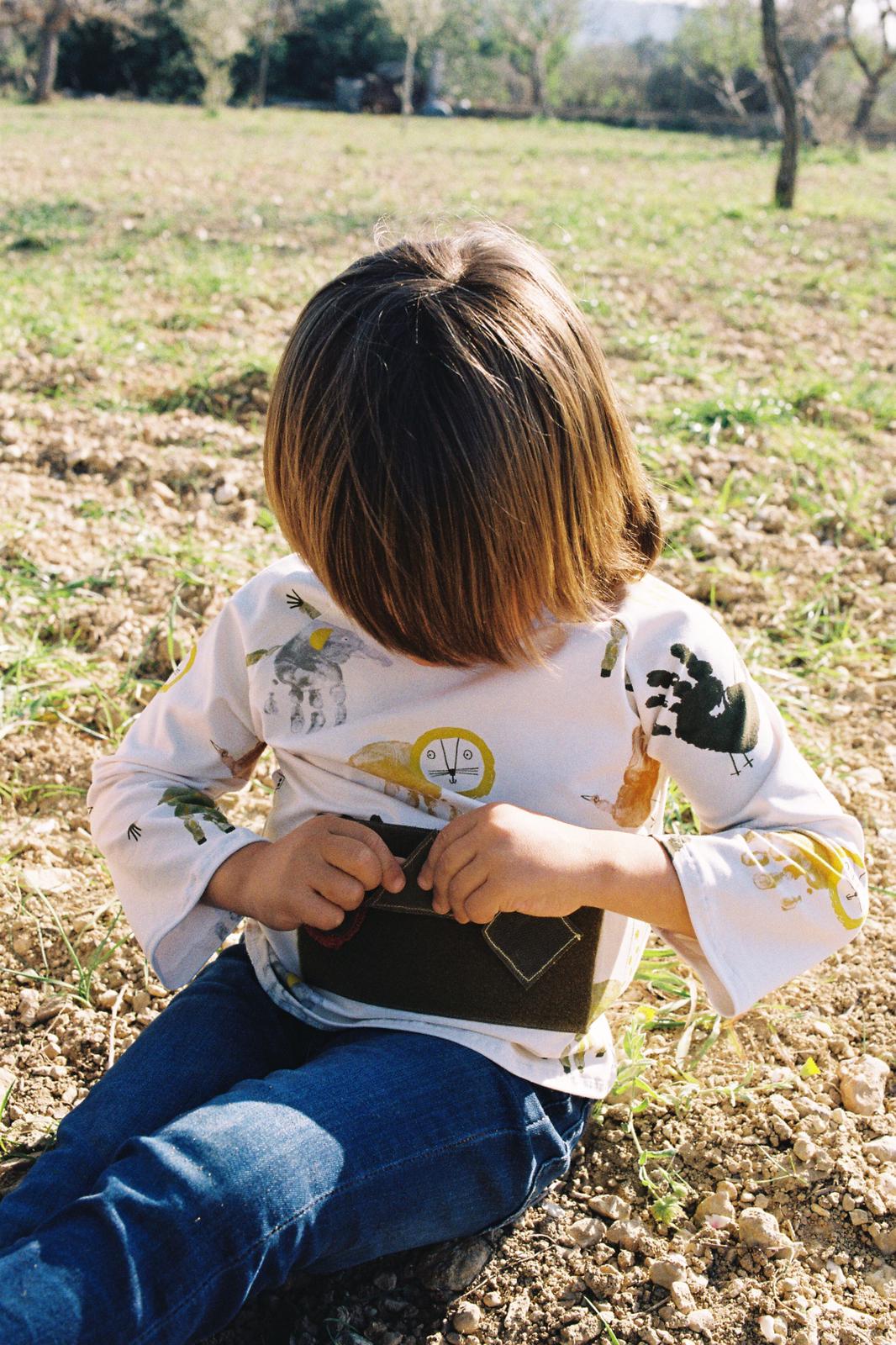 Moda ética, sostenible y orgánica para Bebé, Mamás y Premamás. Inspirada en la naturaleza, en el método Montessori y con el máximo respeto por el medio ambiente. Moda Pedagógica y Nutricional. Handmade hecha en Mallorca. Los niños se divierten y aprenden vistiendose