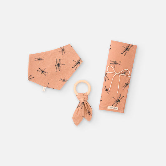 Pack Bandana, Manta y Mordedor con libélulas. Algodón orgánico y diseño local